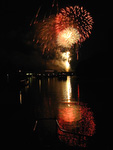 Feuerwerk auf schwankendem Boot